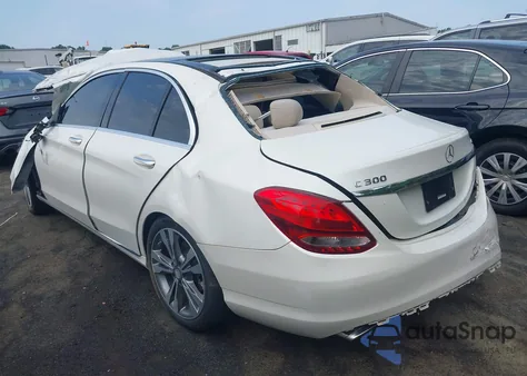 2017 Mercedes-Benz C 300 4Matic/Luxury 4Matic/Sport 4Matic z USA, uszkodzony, nr VIN WDDWF4KB1HR250729